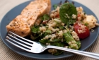 Филе от сьомга със спанак и киноа